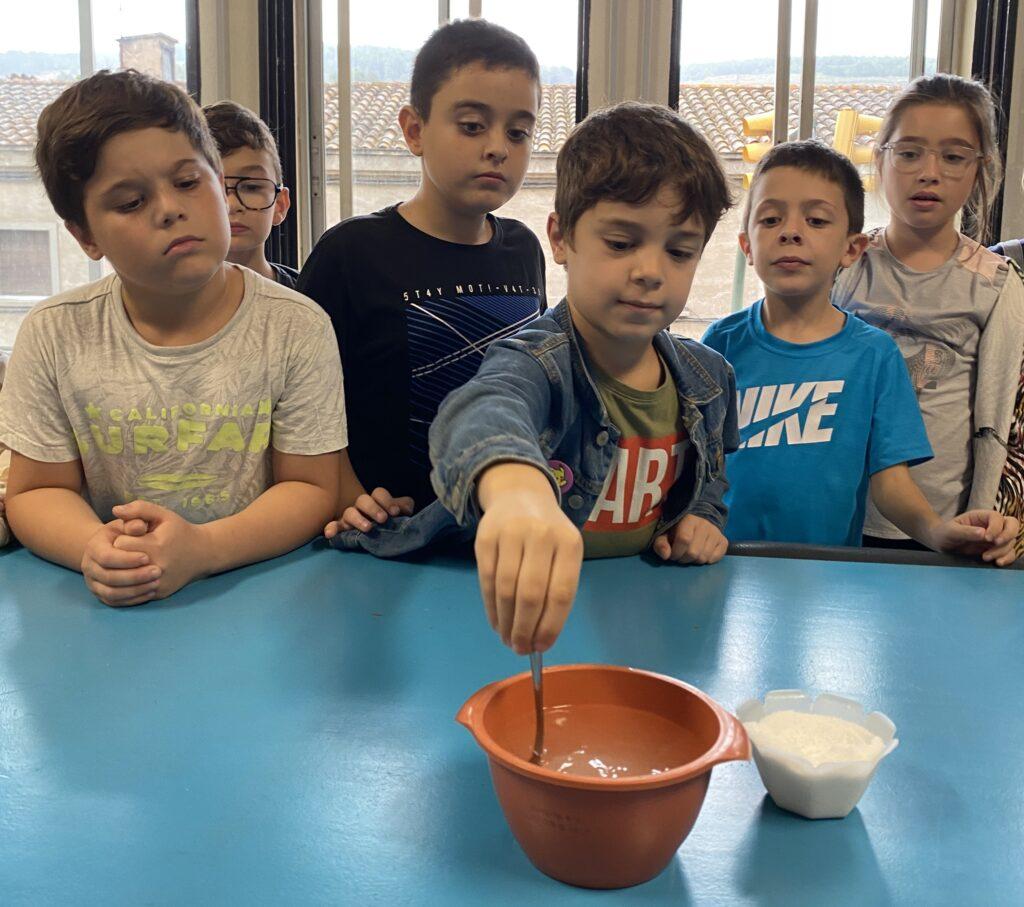 Alumnes d'educació primària de l'escola FEDAC Pont Major de Girona participen el projecte Experimentem, per descobrir i posar en pràctica el mètode científic.