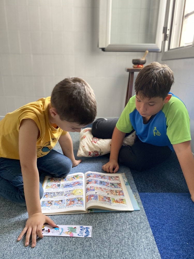 Alumnes d'educació primària de l'escola FEDAC Pont Major de Girona gaudeixen dels llibres amb el projectes Espais de lectura